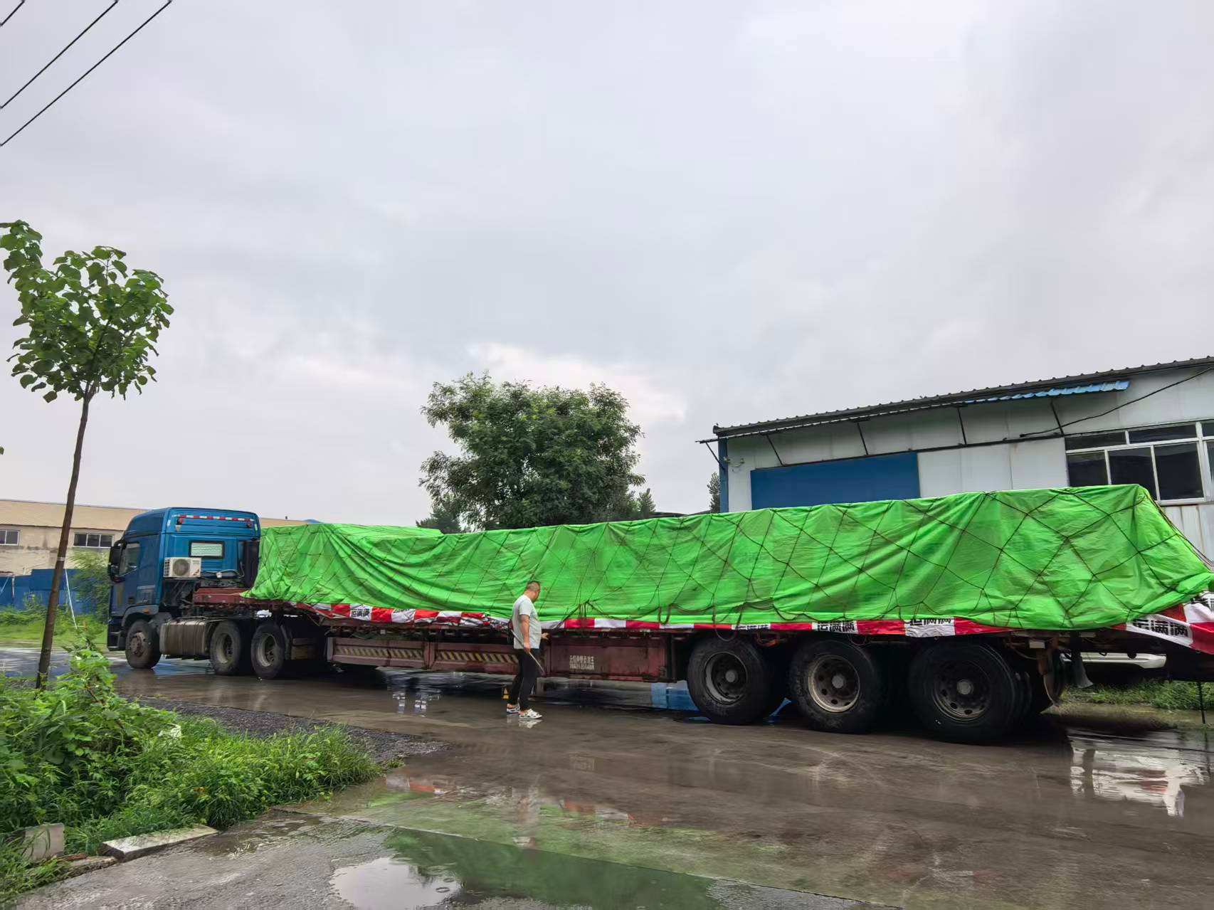 Working on production in the rain, incoming materials arrived at the factory smoothly